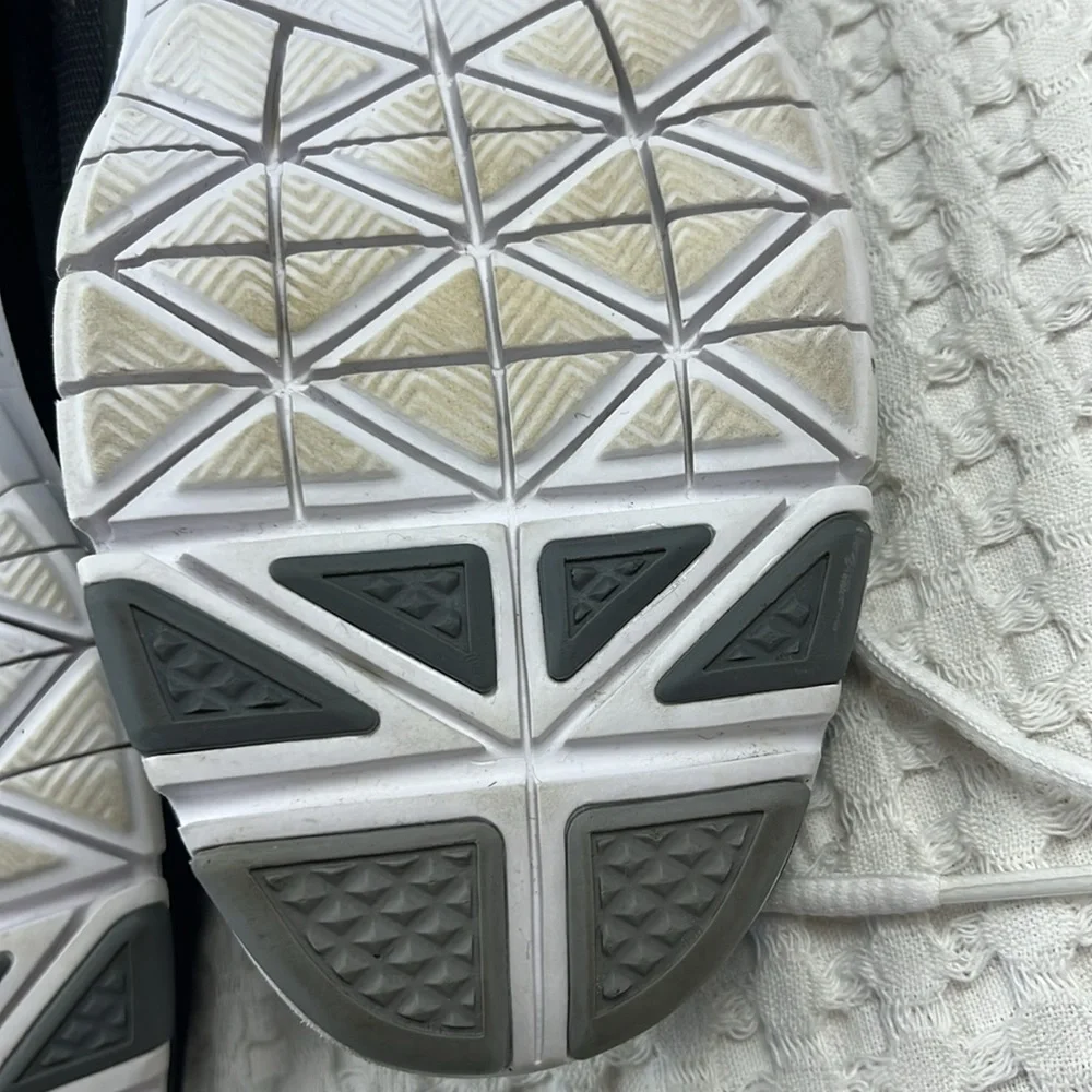 Nike Free Ladies Size 7-1/2 Black & White Running Shoes Pre Owned - Picture 12 of 14